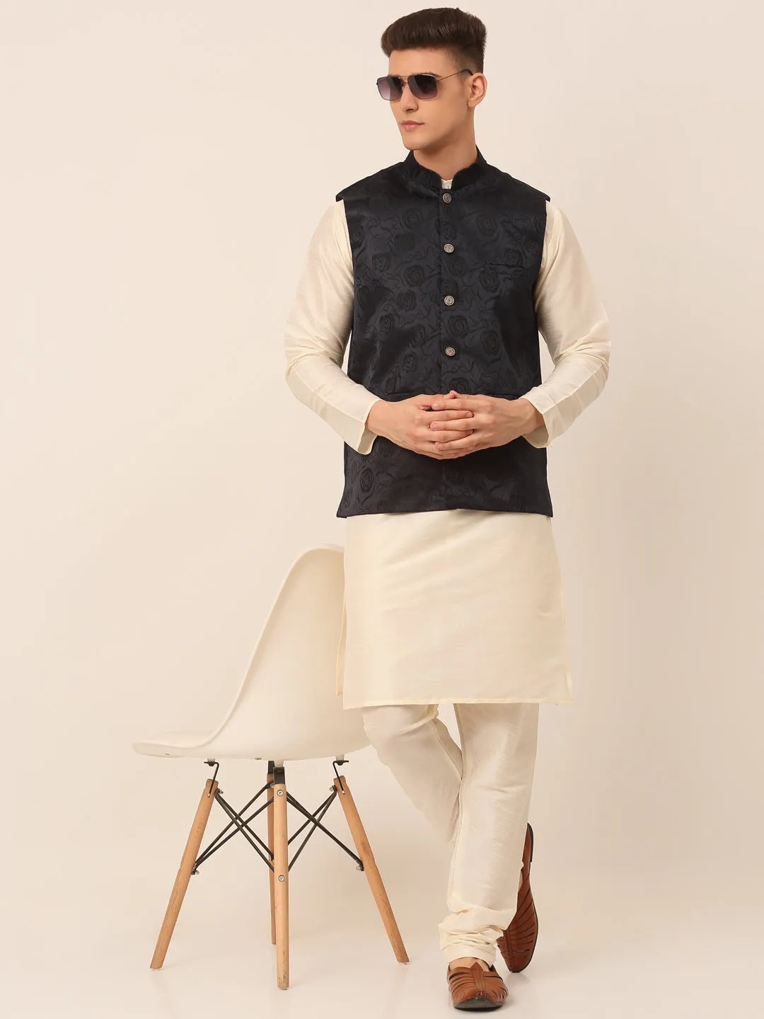 Men'S Solid Kurta Pyjama With Floral Embroidered Nehru Jacket