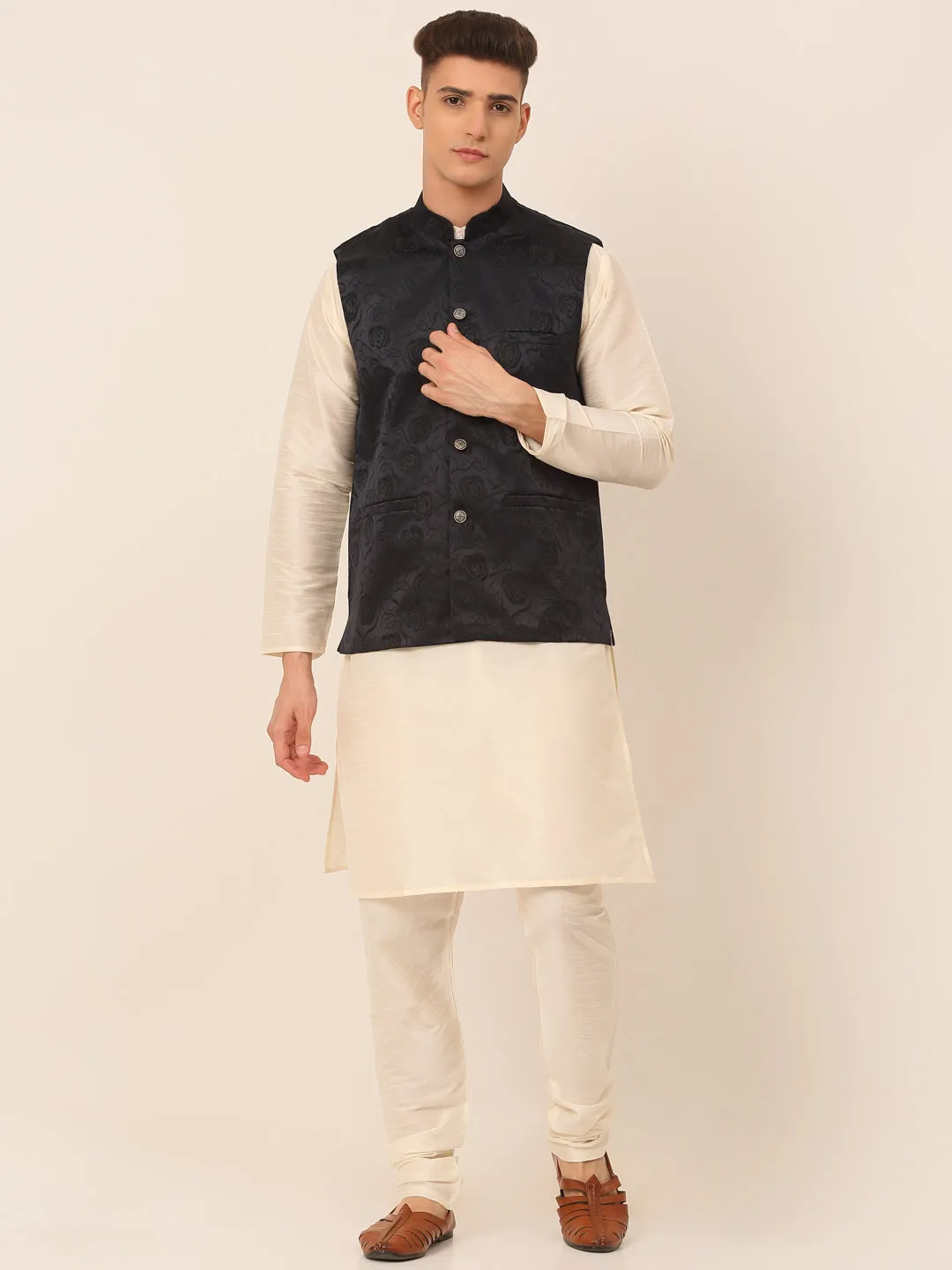 Men'S Solid Kurta Pyjama With Floral Embroidered Nehru Jacket