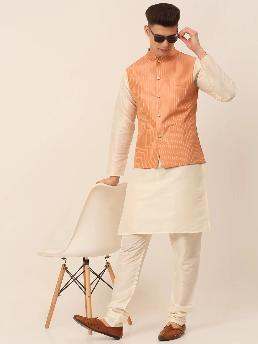 Men'S Solid Kurta Pyjama With Striped Embroidered Nehru Jacket