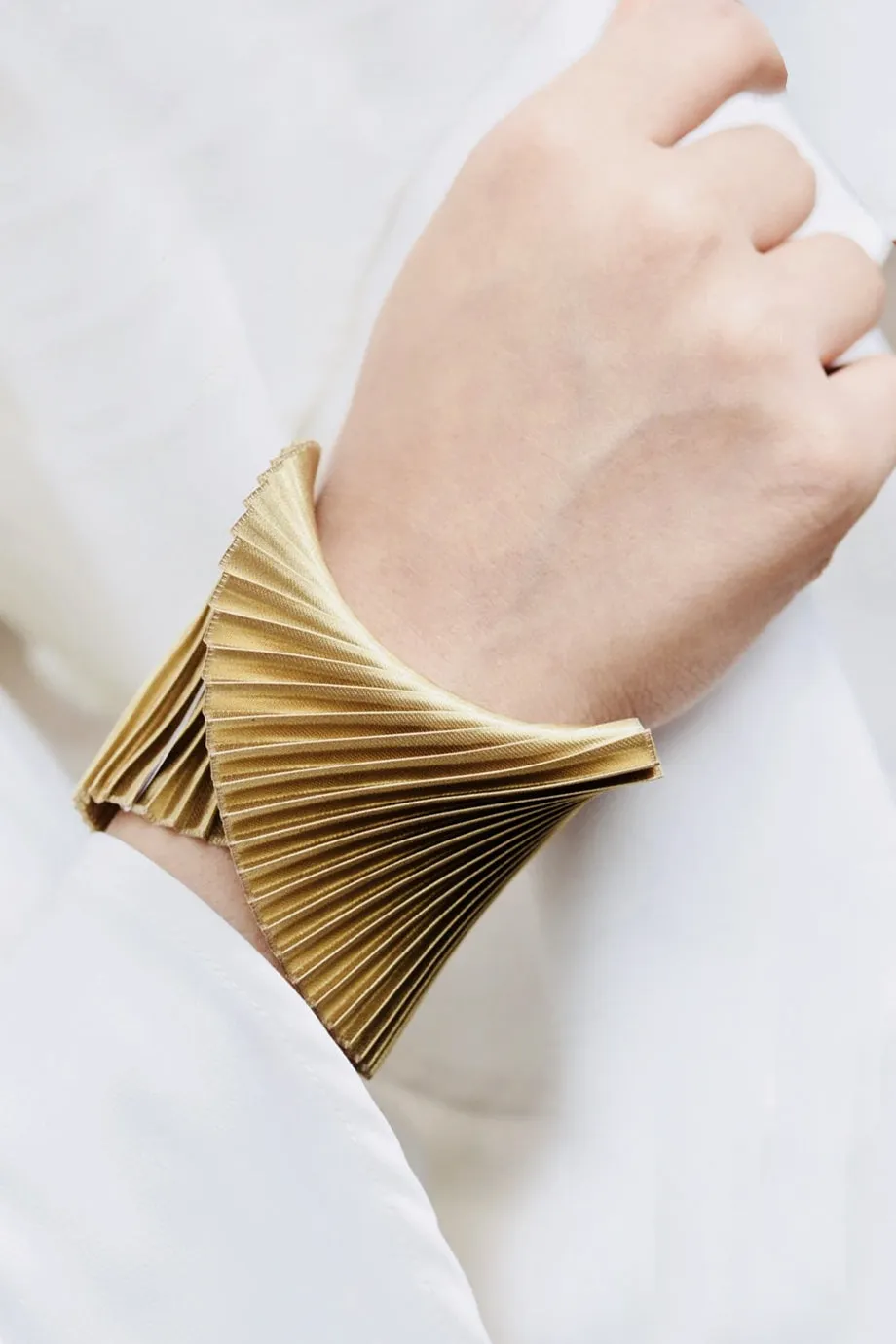 Shell Pleated Metallic Fabric Bracelet